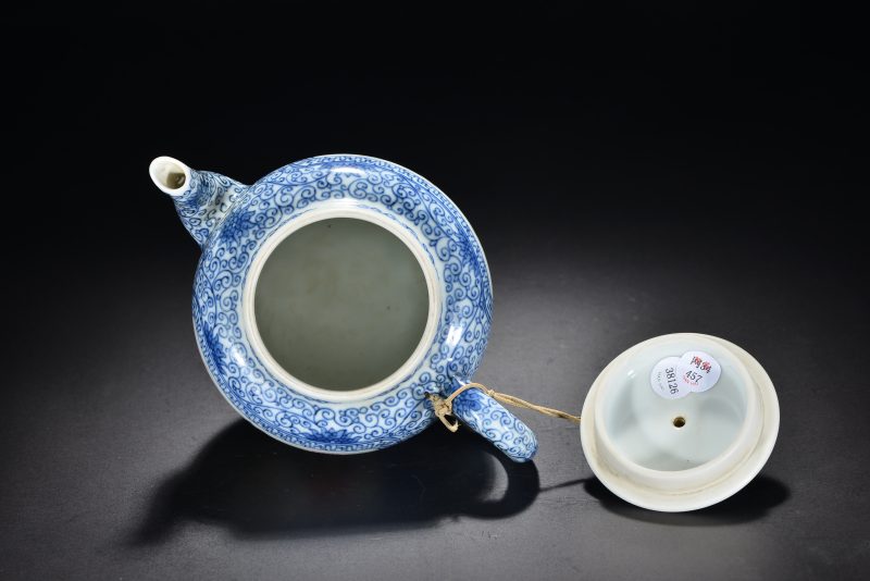 清 青花粉彩花蝶草虫纹茶壶 - 图6