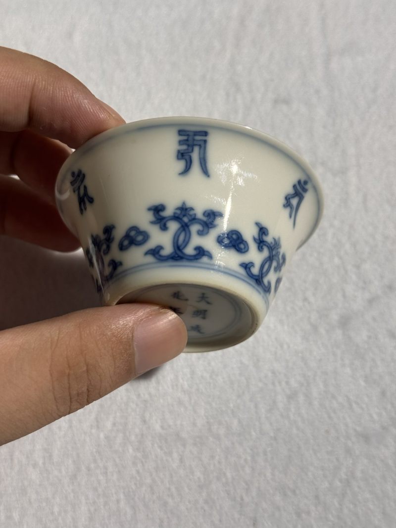 清雍正 青花莲托梵文马蹄杯 （一对） - 图9