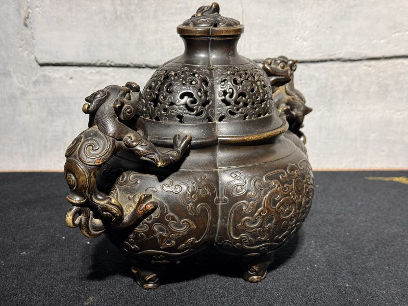 清乾隆 铜夔凤纹龙耳海棠式薰炉 - 图5