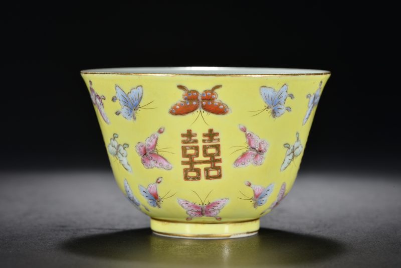 清 黄地粉彩喜字纹杯