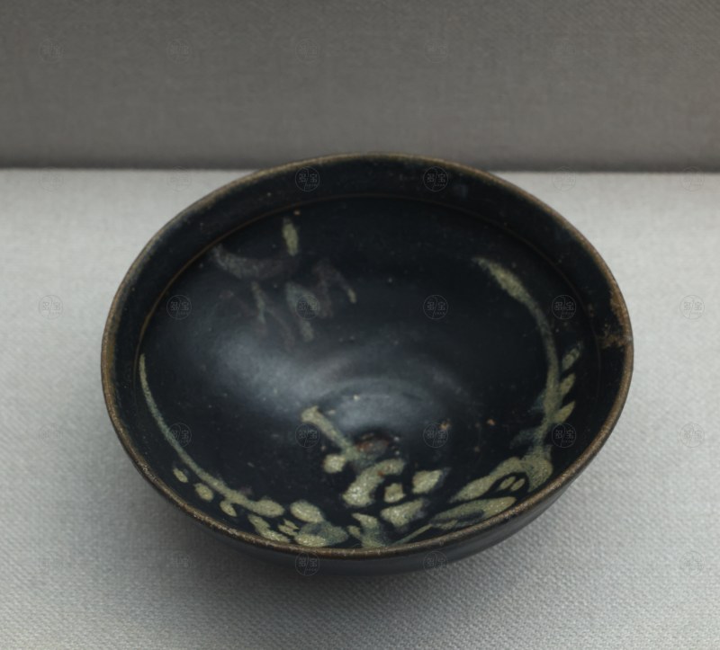 南宋（1127-1279） 吉州窑黑底花釉月影梅纹盏