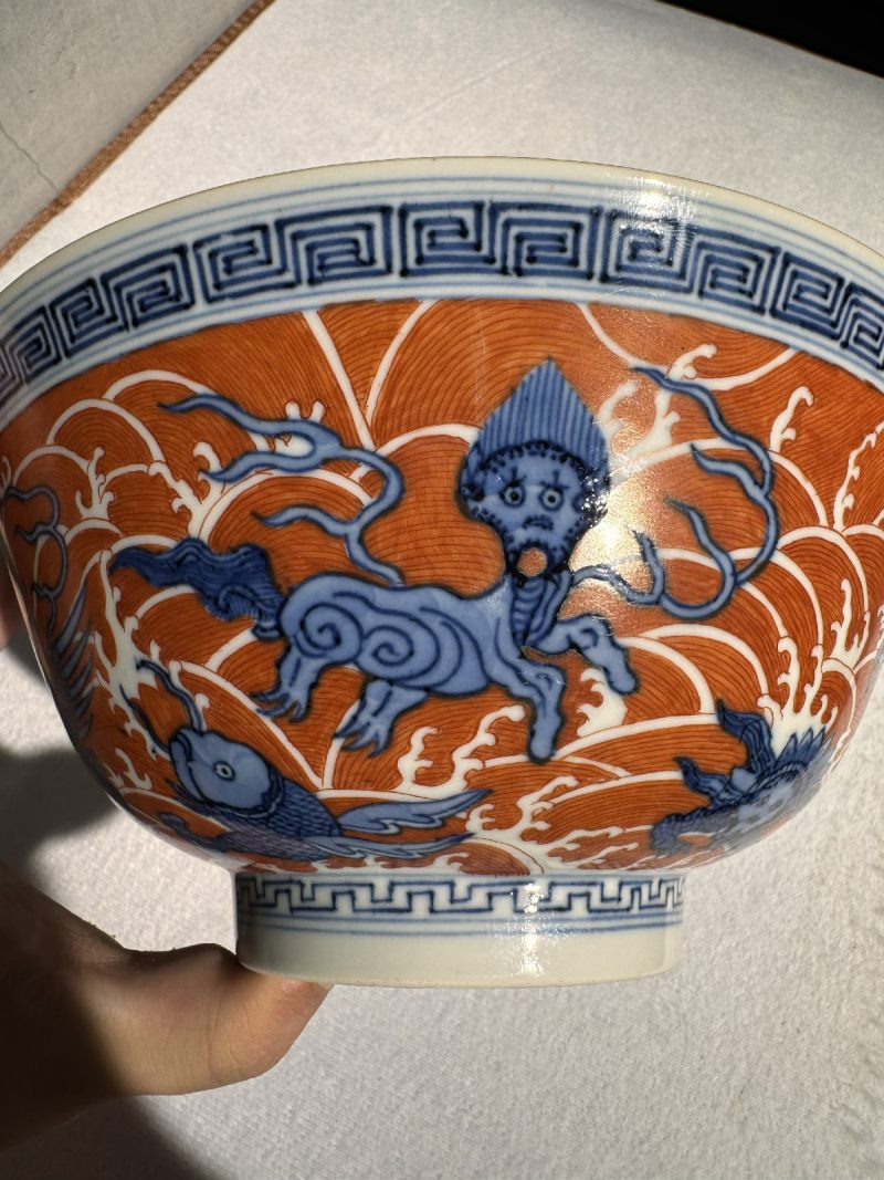 清道光 青花矾红海八怪纹大碗 - 图3