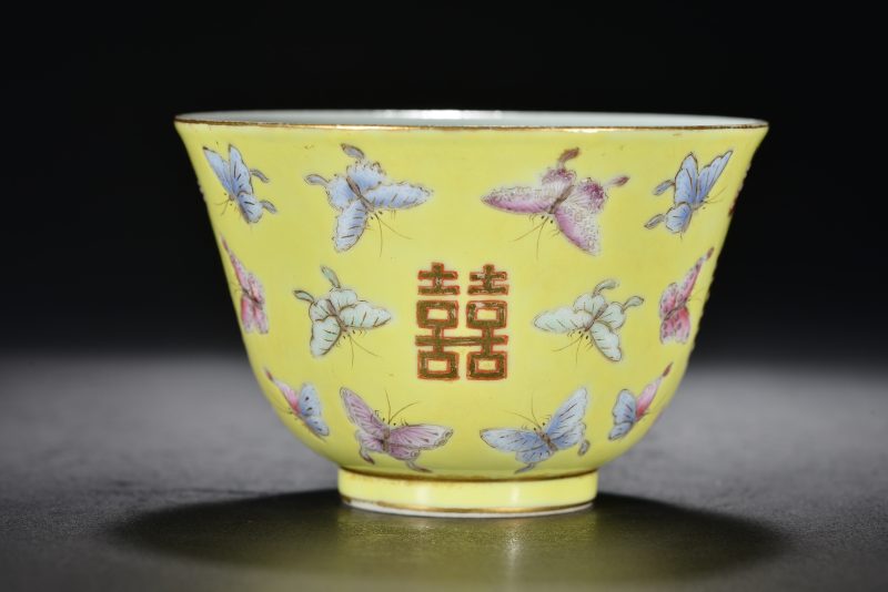 清 黄地粉彩喜字纹杯 - 图2