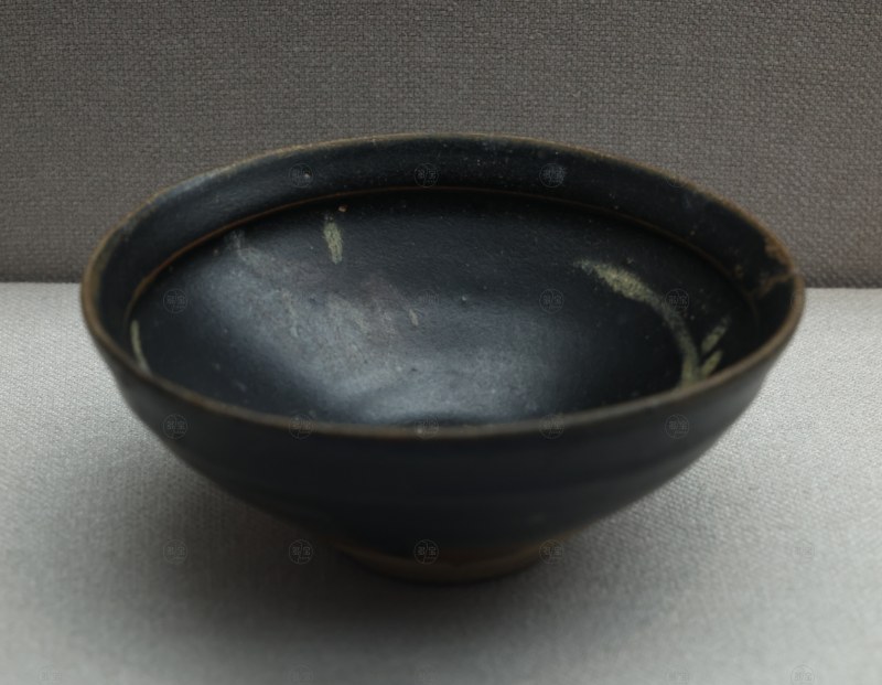 南宋（1127-1279） 吉州窑黑底花釉月影梅纹盏 - 图2