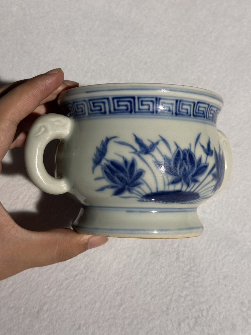 明成化 青花荷花纹象耳炉 - 图11
