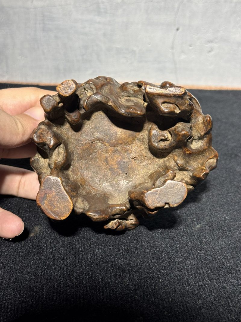 清中期 沉香雕案上博古摆件 - 图5