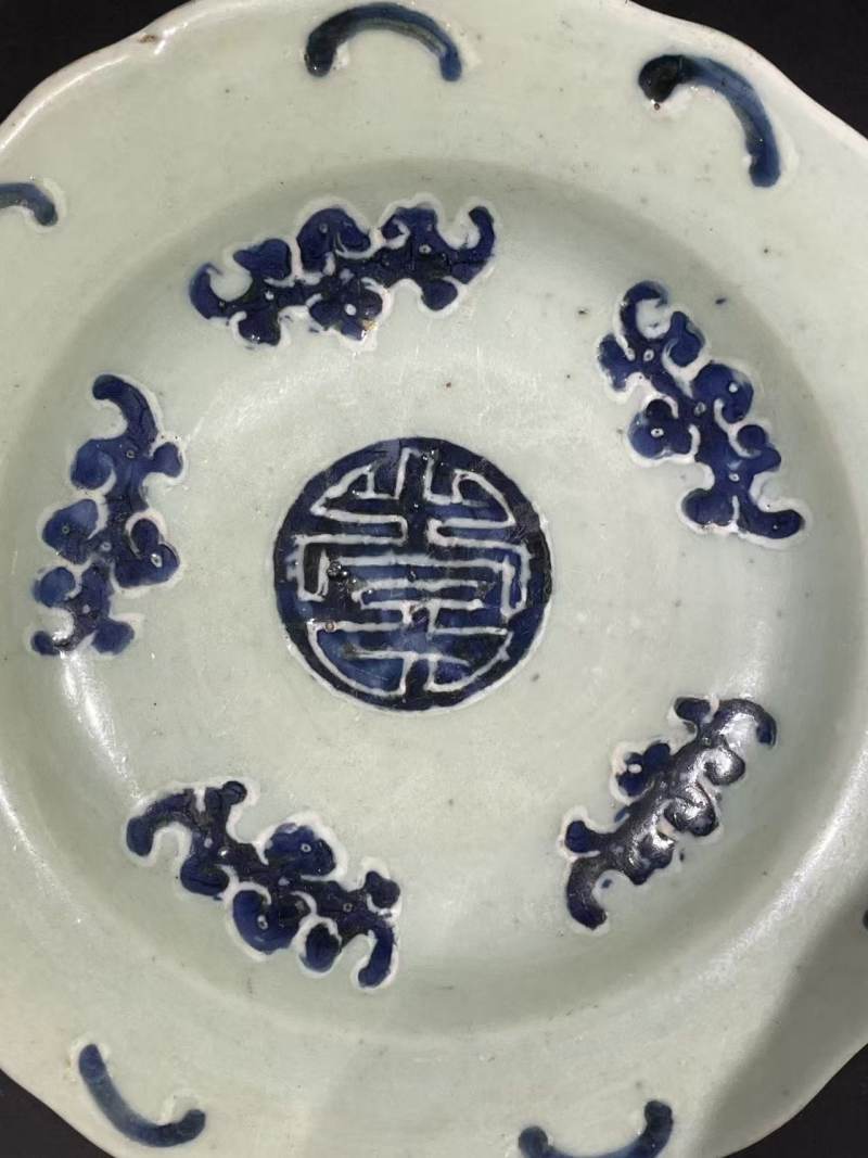 清乾隆豆青釉青花五蝠捧寿纹盘 - 图2