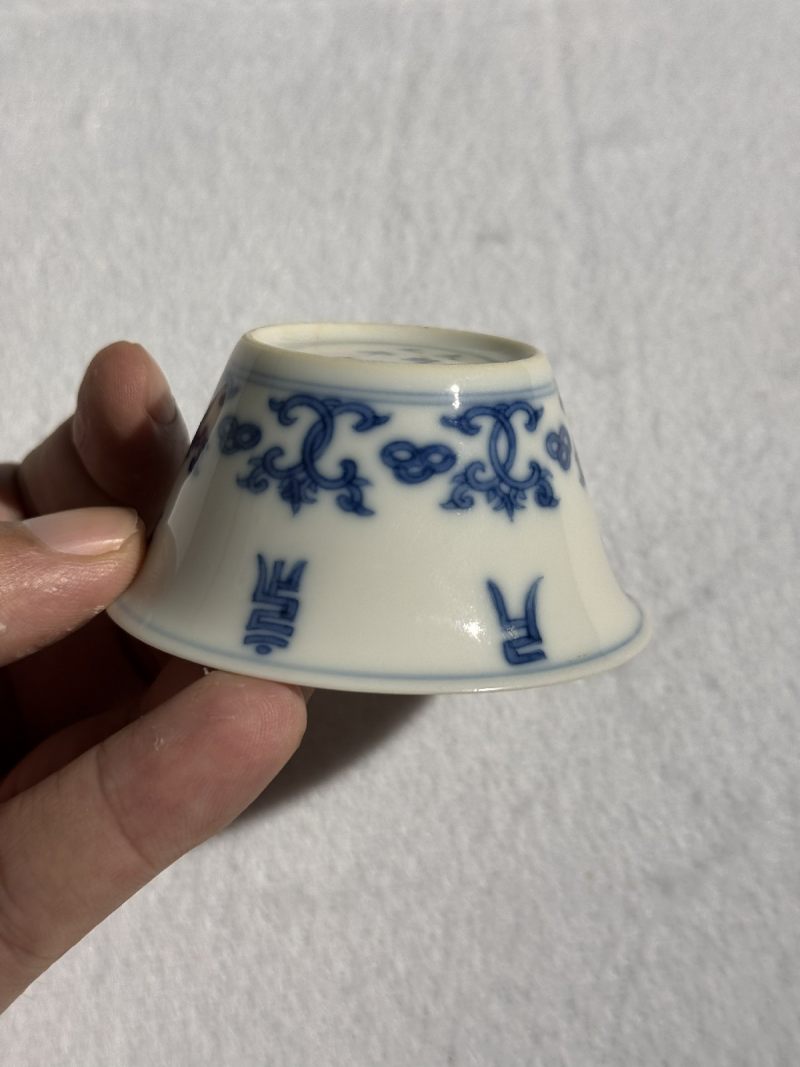 清雍正 青花莲托梵文马蹄杯 （一对） - 图11