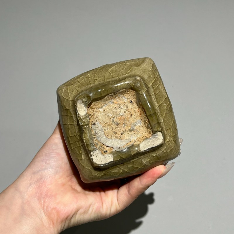 明代 龙泉窑青釉印花四方瓶一对 - 图11