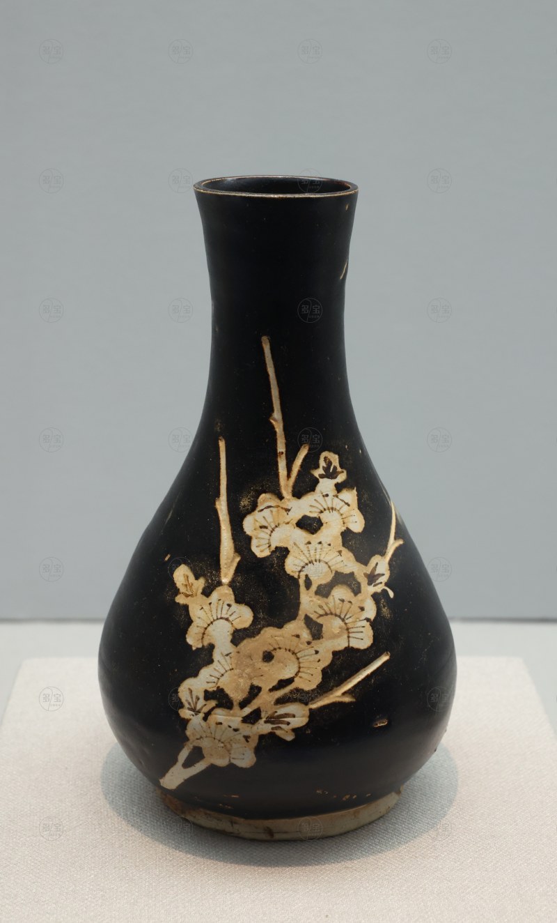 南宋（1127-1279） 吉州窑黑釉剔刻折枝梅花纹胆瓶