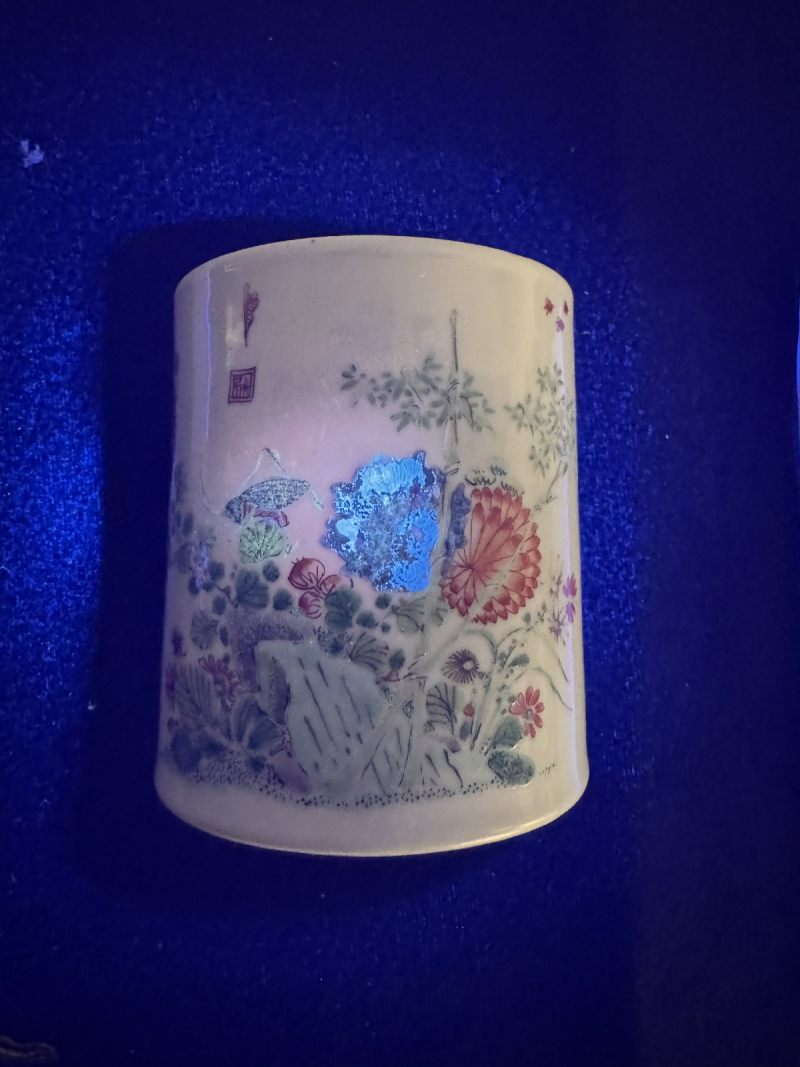 清康熙 五彩花蝶虫草图笔筒 - 图2