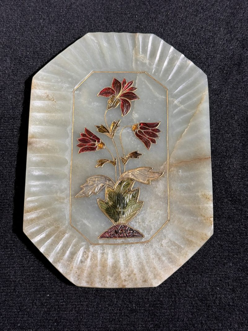 清乾隆 白玉嵌碧玺瓶花菊瓣盘 - 图2
