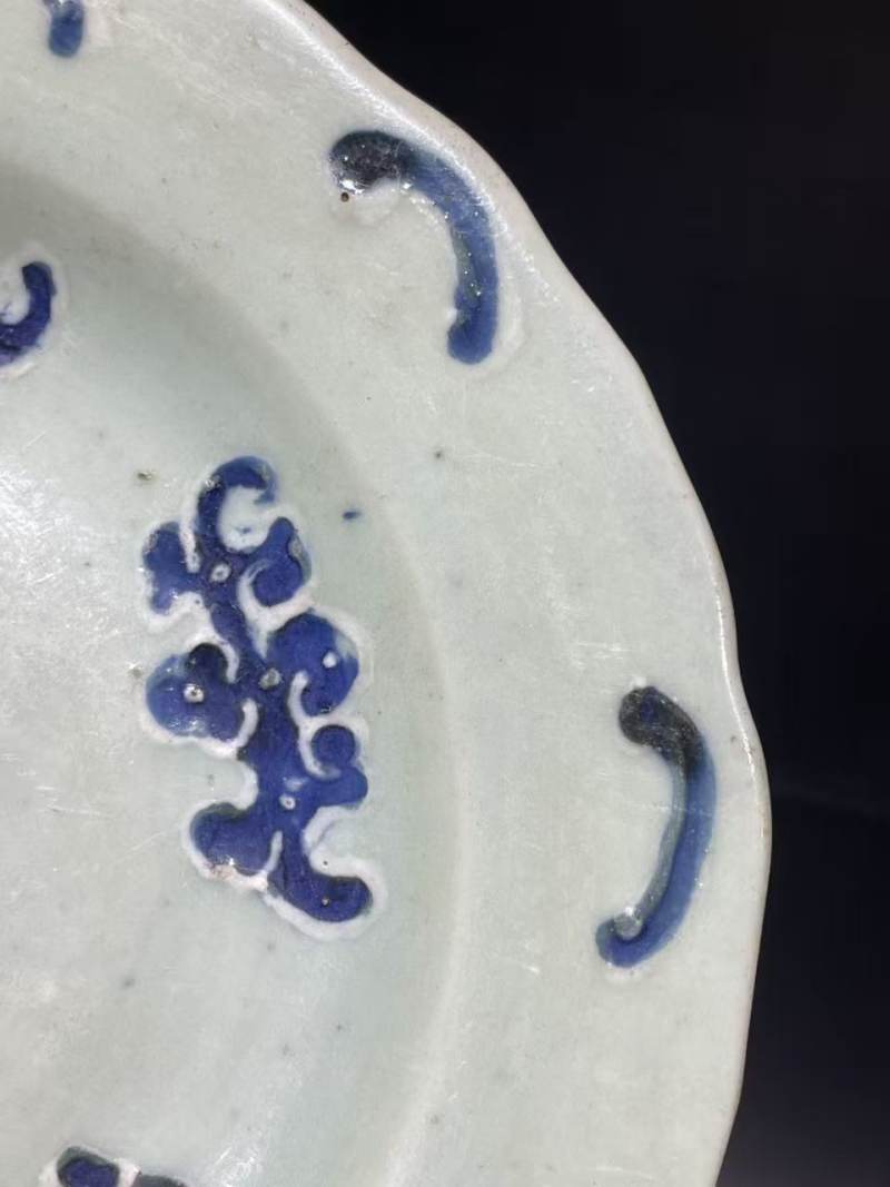 清乾隆豆青釉青花五蝠捧寿纹盘 - 图3