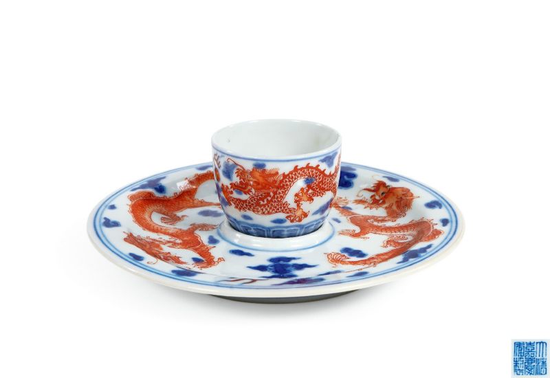清嘉庆 青花矾红龙纹酒杯、托 - 图1