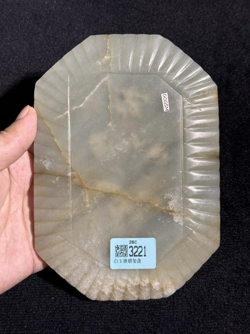 清乾隆 白玉嵌碧玺瓶花菊瓣盘 - 图3