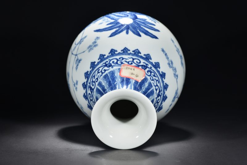 清 青花洞石芭蕉玉壶春 - 图10