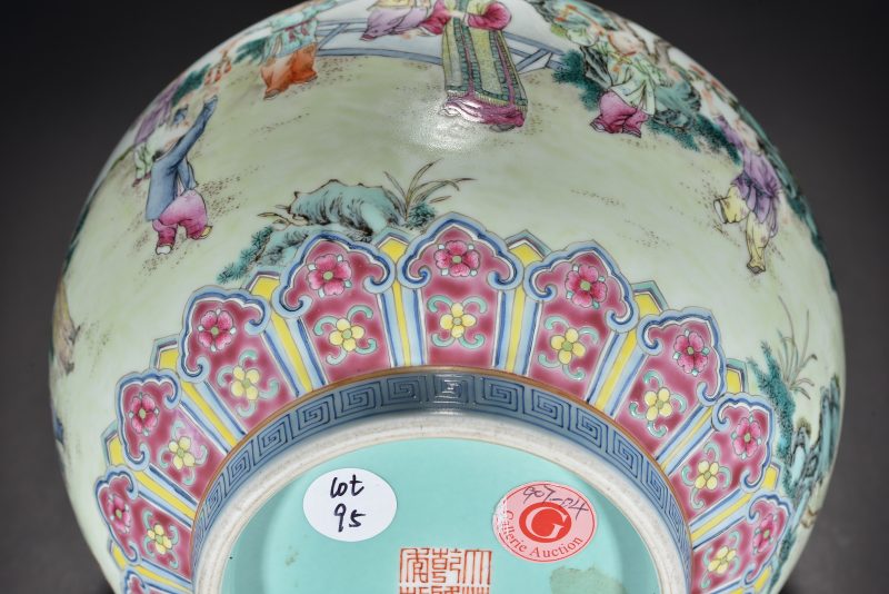 清 粉彩婴戏双耳瓶 - 图10