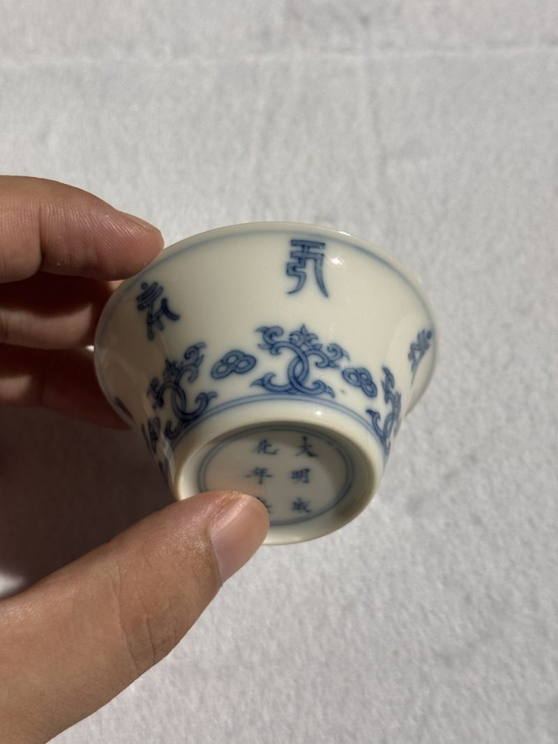 清雍正 青花莲托梵文马蹄杯 （一对） - 图6