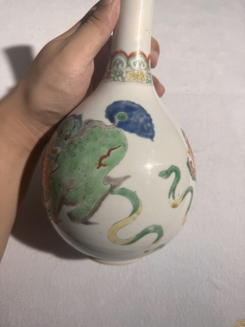 清康熙 五彩狮子戏球胆瓶 - 图6