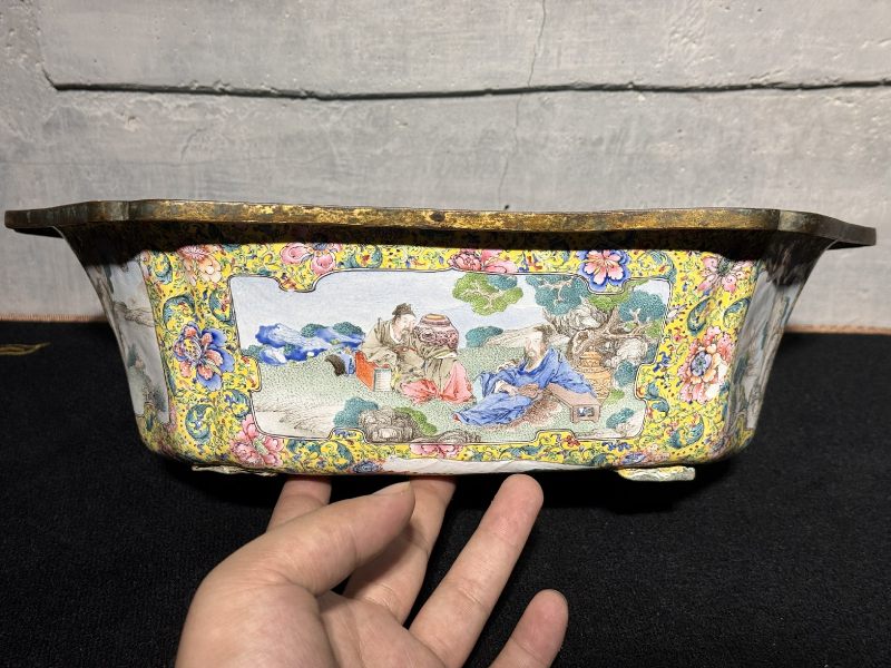 清雍正 「唐金堂」风格铜胎画珐琅开光高士山水图花盆 - 图4