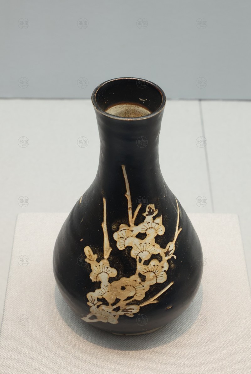南宋（1127-1279） 吉州窑黑釉剔刻折枝梅花纹胆瓶 - 图3