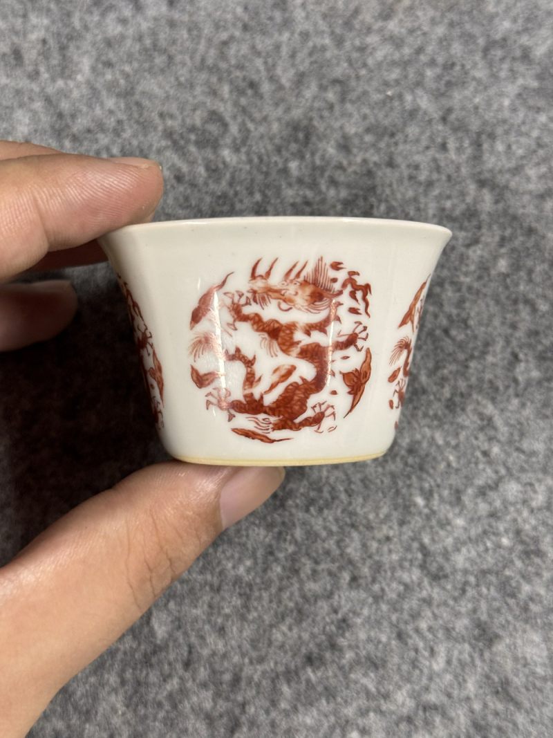清乾隆 天蓝釉粉彩花蝶杯 - 图2