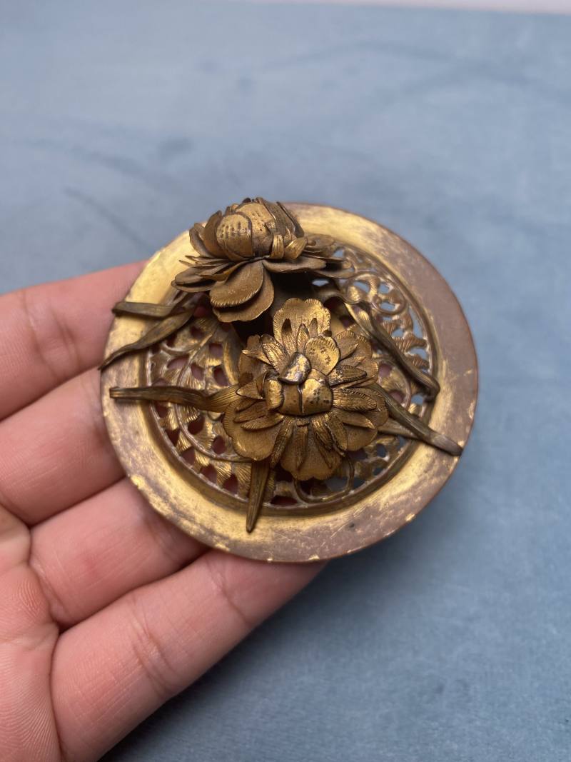清乾隆 宫廷造办处铜鎏金錾刻花鸟纹兽耳炉 - 图10