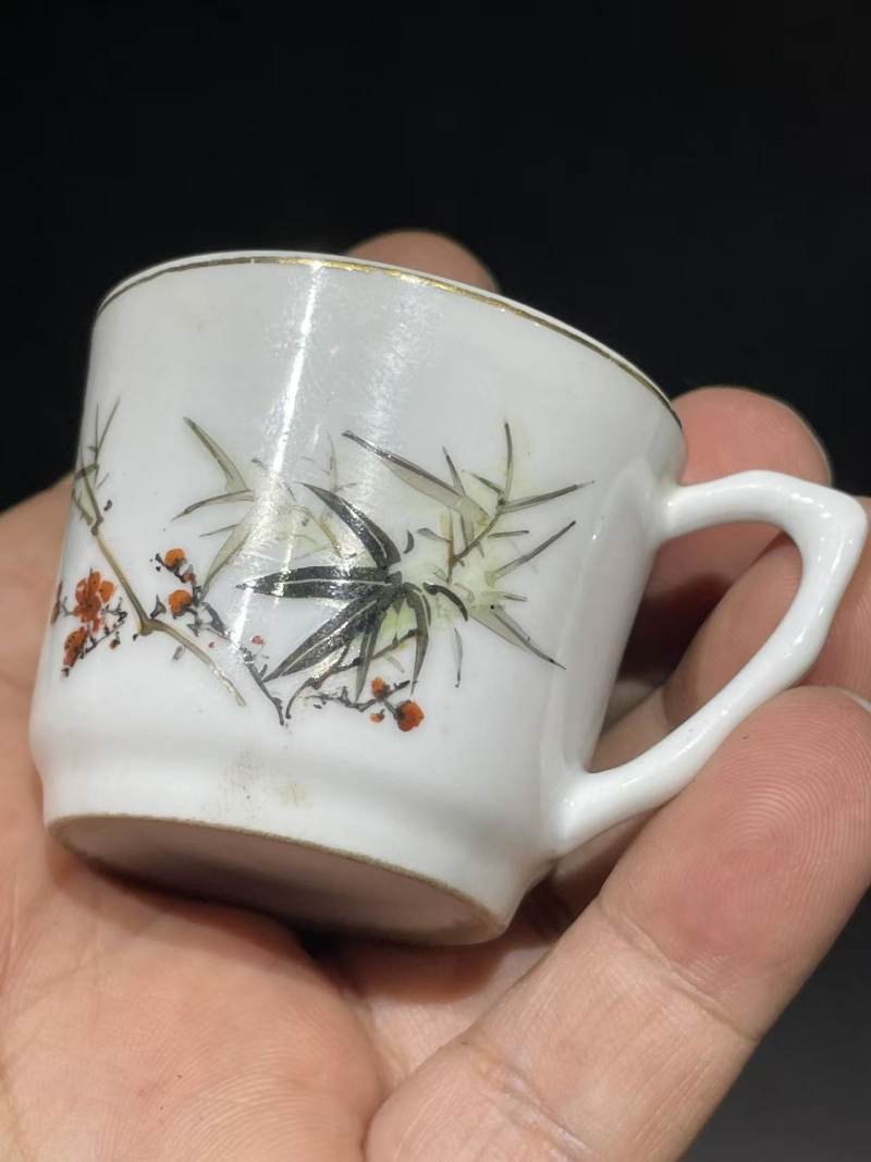 解放后粉彩梅竹双清把杯 - 图2