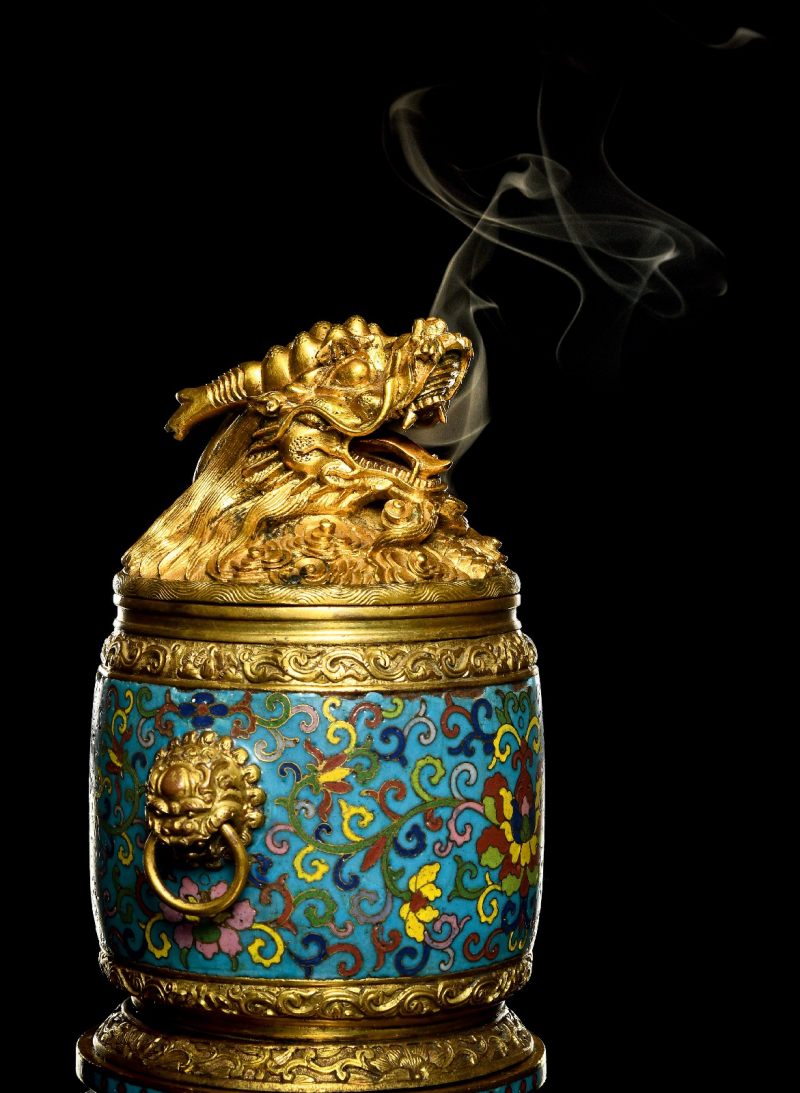 清乾隆 铜胎掐丝珐琅宝相花缠枝纹兽耳云龙盖香薰炉 - 图2