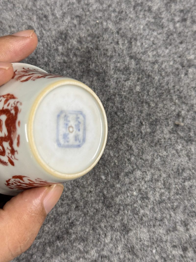 清乾隆 天蓝釉粉彩花蝶杯 - 图3
