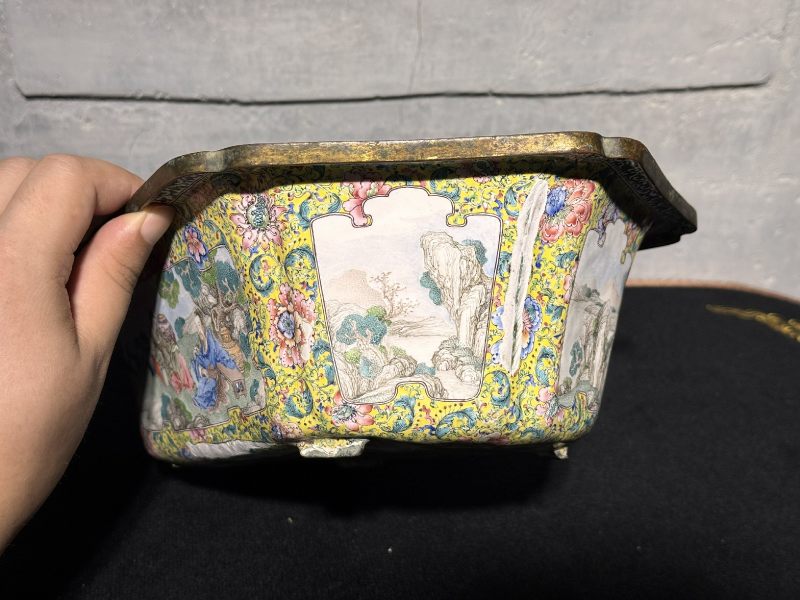 清雍正 「唐金堂」风格铜胎画珐琅开光高士山水图花盆 - 图5