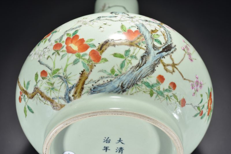 清 粉青釉粉彩喜鹊登梅荸荠扁瓶 - 图11