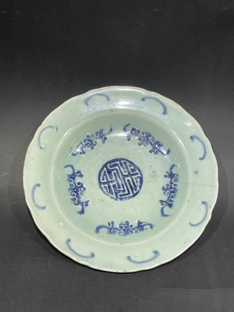 清豆青釉五蝠捧寿纹盘 - 图1