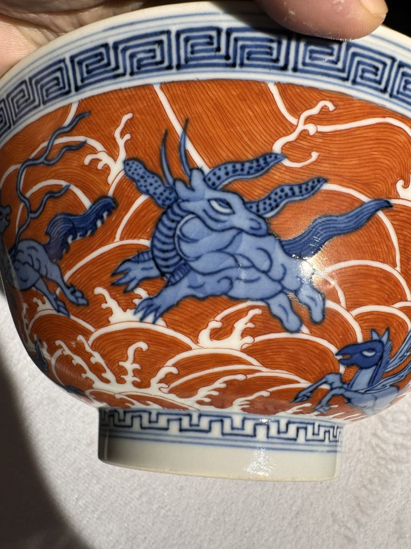 清道光 青花矾红海八怪纹大碗 - 图7