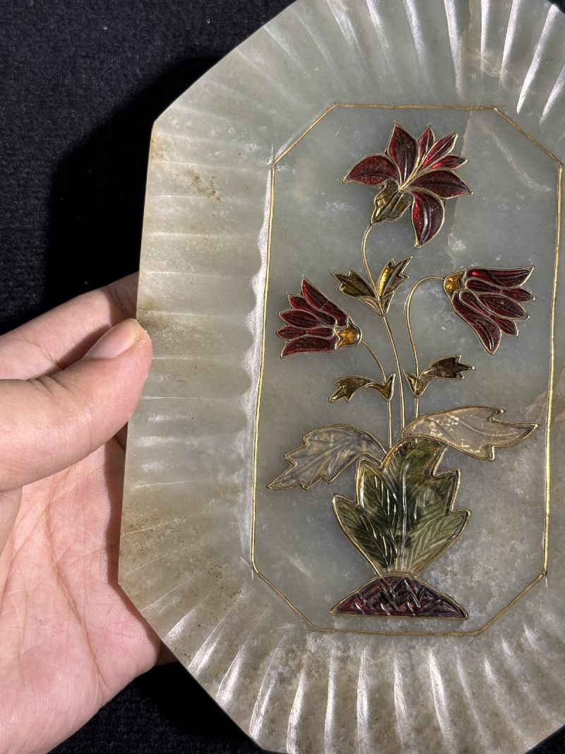 清乾隆 白玉嵌碧玺瓶花菊瓣盘 - 图5