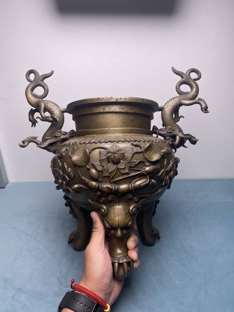清 “宣德年制”款铜荷塘清趣纹双龙耳三足熏 - 图22