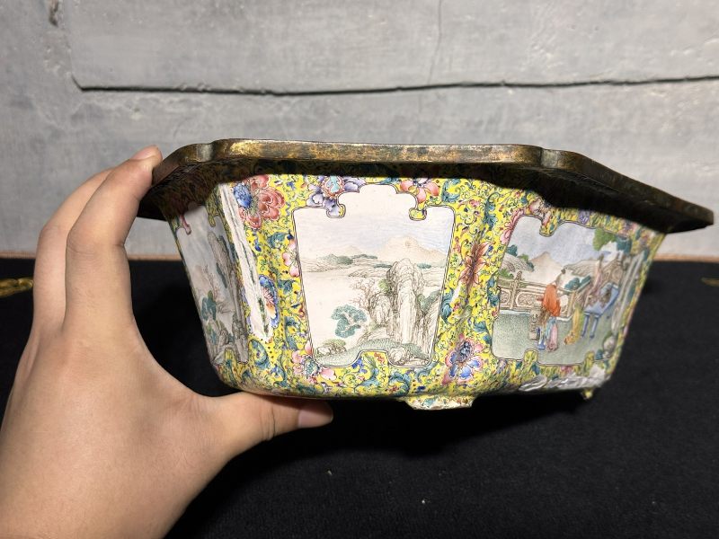 清雍正 「唐金堂」风格铜胎画珐琅开光高士山水图花盆 - 图6