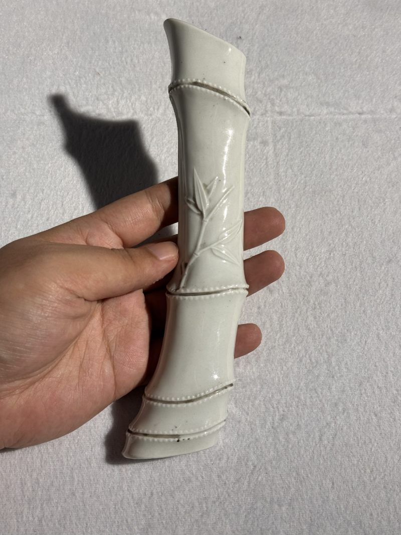 清乾隆 白釉仿生竹节式笔架（配座） - 图2