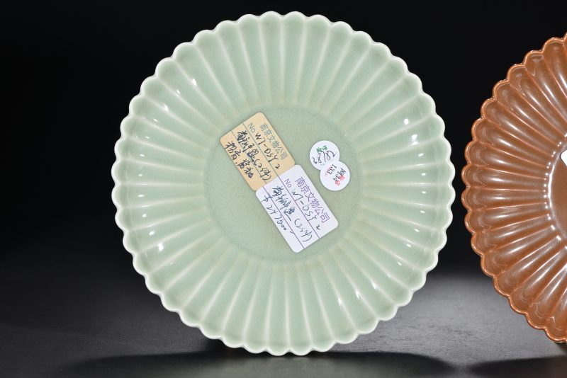 清 青釉、酱釉菊瓣盘（2件） - 图3