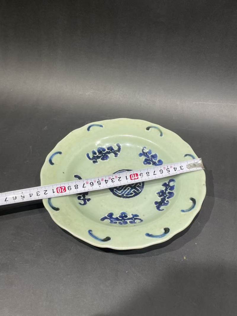 清乾隆豆青釉青花五蝠捧寿纹盘 - 图7