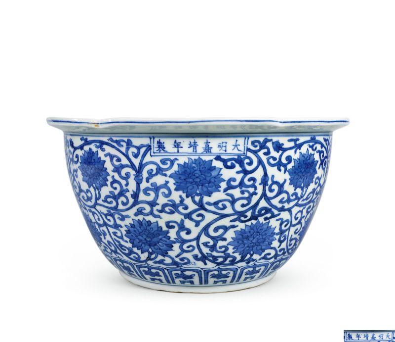 明嘉靖 青花缠枝莲纹花口盆 - 图1