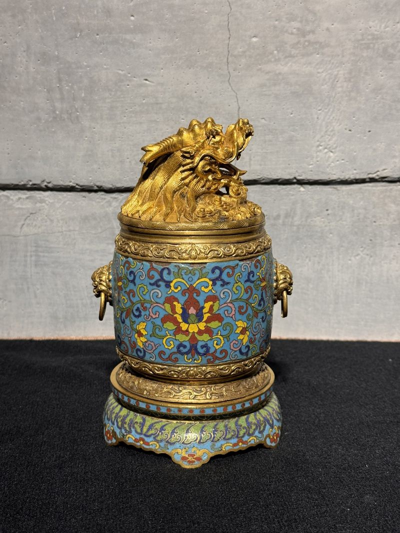 清乾隆 铜胎掐丝珐琅宝相花缠枝纹兽耳云龙盖香薰炉 - 图5