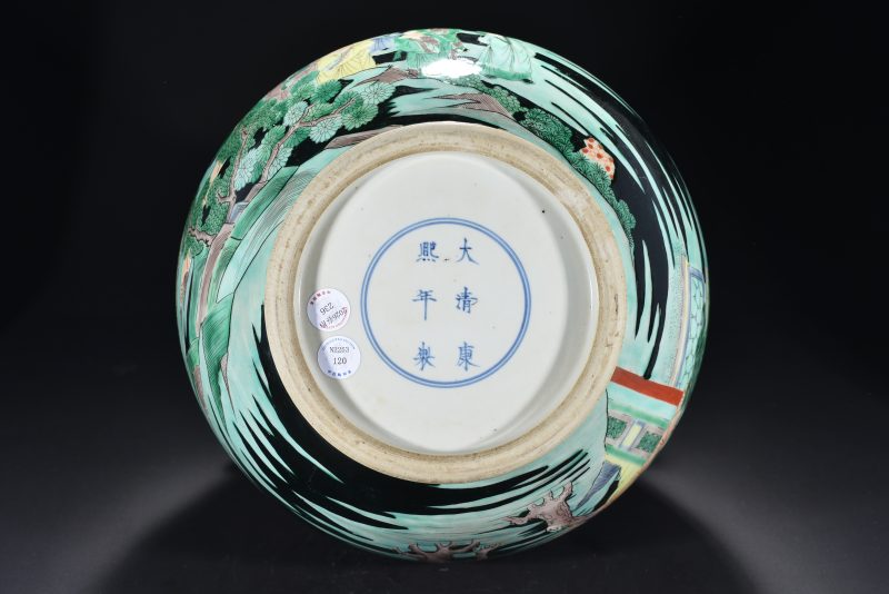 清 墨地粉彩人物故事纹鹿头尊 - 图9