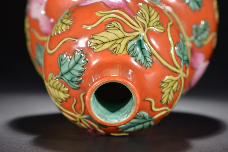 清 珊瑚地粉彩葫芦瓶 - 图8