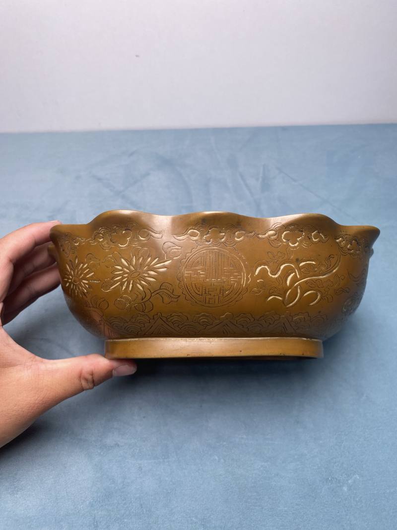 清 “珍宝”款铜双龙捧寿纹花口洗 - 图9