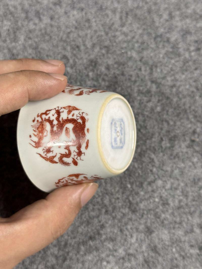 清乾隆 天蓝釉粉彩花蝶杯 - 图6
