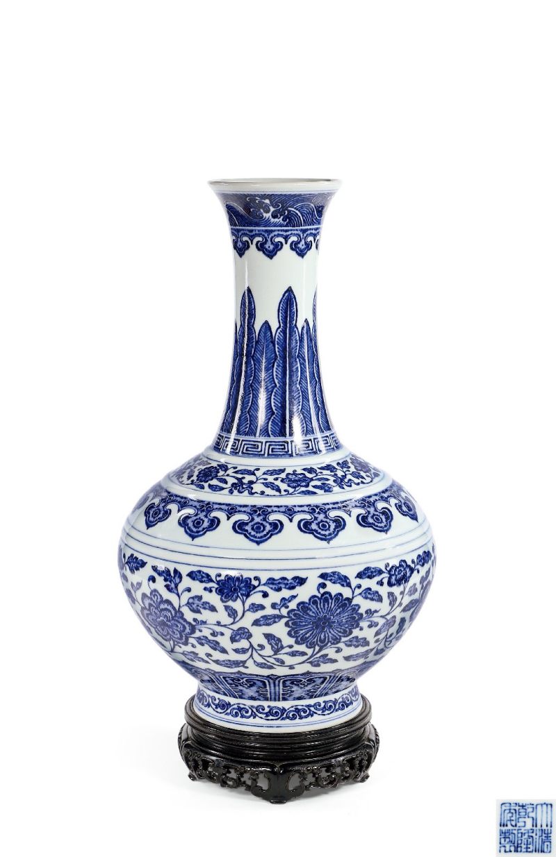 清乾隆 青花缠枝莲纹赏瓶（配座） - 图1