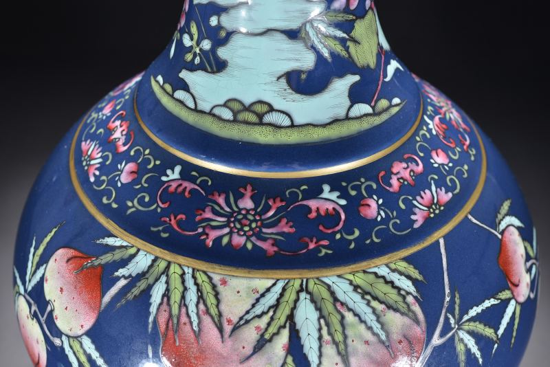 清 霁蓝釉粉彩寿桃纹赏瓶 - 图3