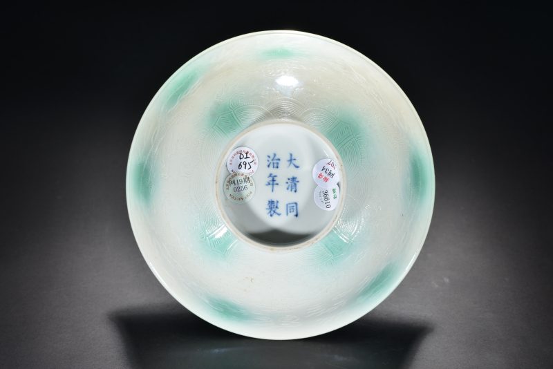 清 内青花外暗刻云龙纹碗 - 图7