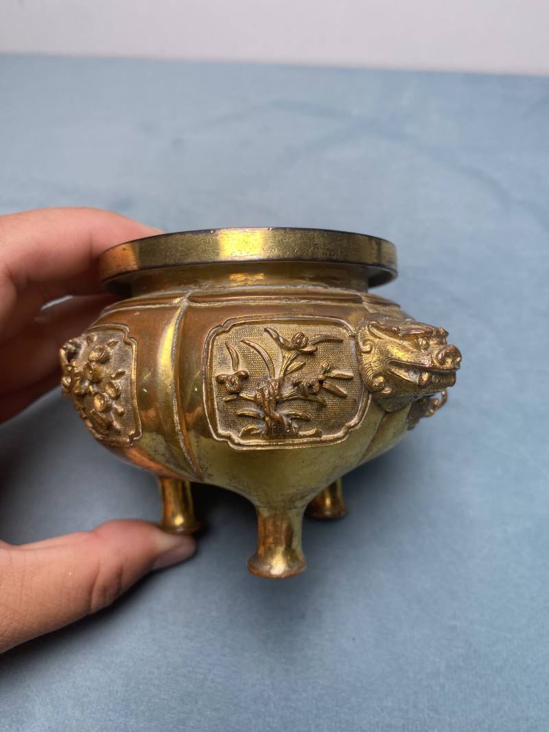 清乾隆 宫廷造办处铜鎏金錾刻花鸟纹兽耳炉 - 图15